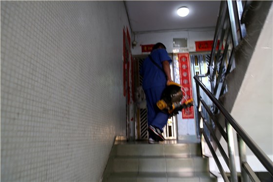 沒有電梯，家具安裝師傅扛著重重的工具爬樓梯