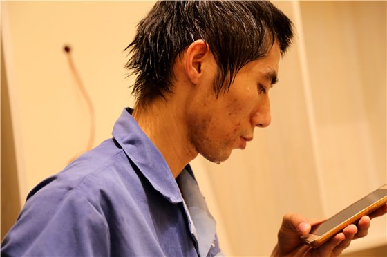 左右手家具安裝師傅頭發(fā)像剛從水里面出來，汗水不間斷的從頭發(fā)上流下來