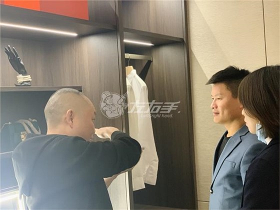左右手盧總與廠(chǎng)商交流安裝技巧