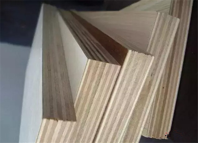 左右手家居安裝師傅告訴你，做衣柜應(yīng)該用什么板材？