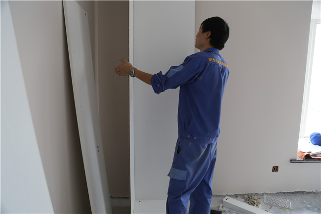 左右手家具安裝師傅的經(jīng)驗(yàn)之談，整體櫥柜應(yīng)該這樣裝