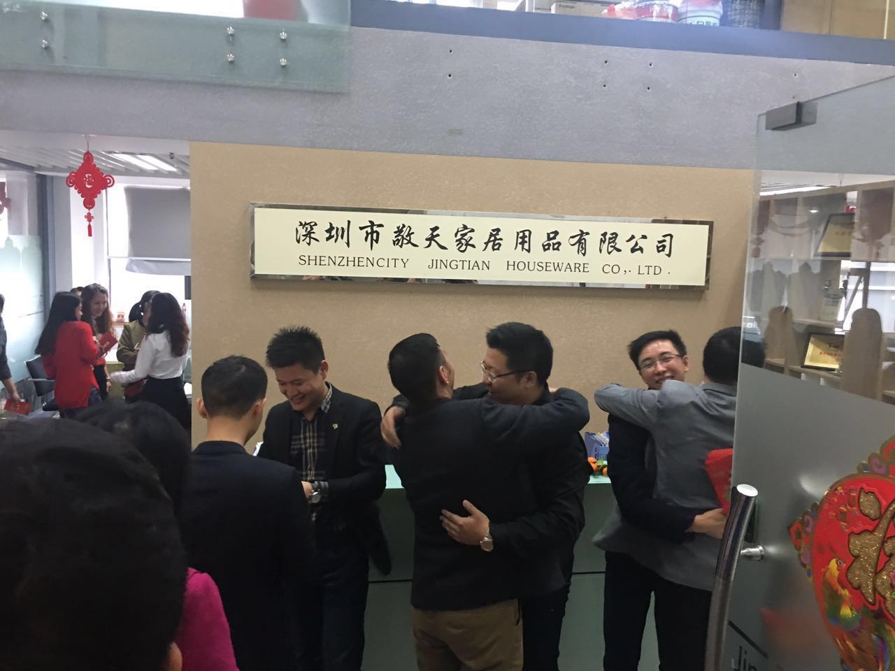 左右手領(lǐng)導派發(fā)紅包中