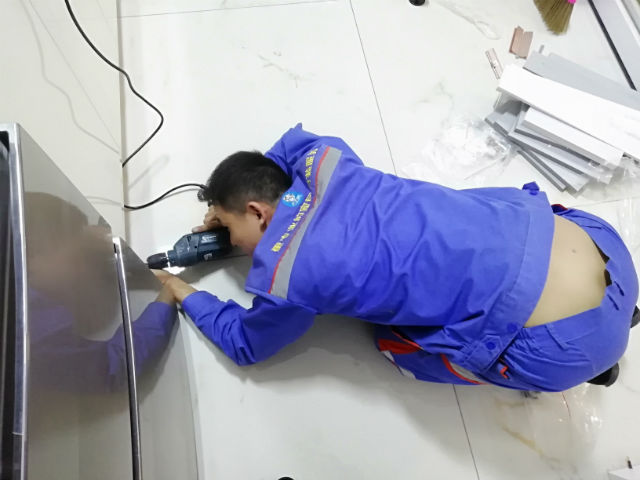 每一次安裝服務(wù)背后，都是安裝師傅們無數(shù)次的跪地而行3