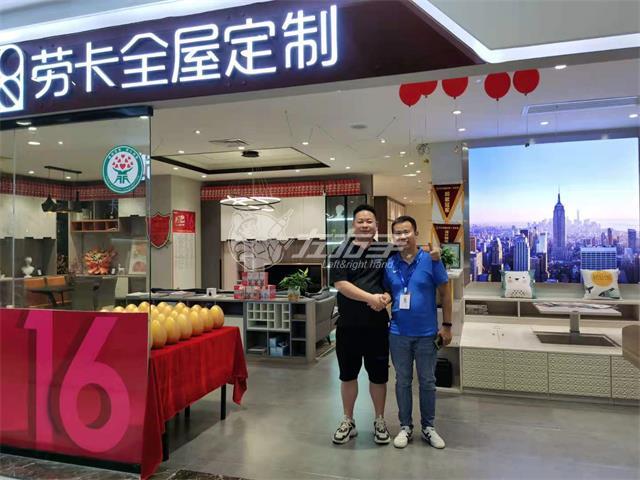 不到2年的時間，他拿下了當(dāng)?shù)厥畮讉€知名商家的訂單