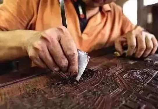 噴砂磨料加工:實木家具噴砂精磨，比人工高效，比傳統(tǒng)砂光靈活